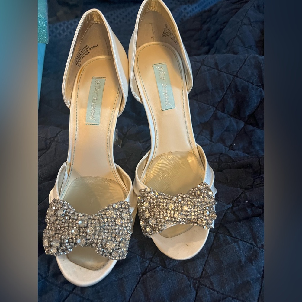 Betsy Johnson Ivory Satin peep toe Pumps - Picture 2 of 5